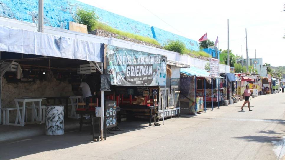 Comerciantes saturan banquetas del Malecón de Topolobampo, autoridades trabajan en reubicación