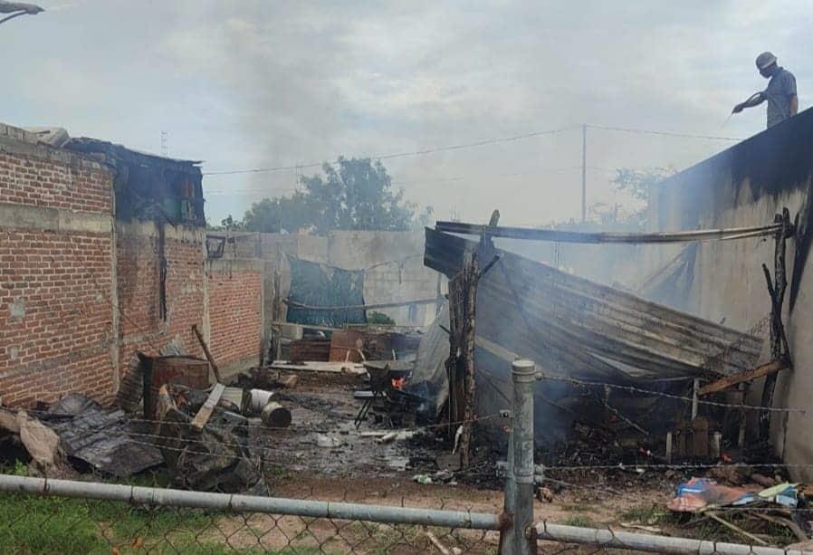 Intoxicado y sin casa quedó un hombre tras incendiarse su vivienda, en Culiacán