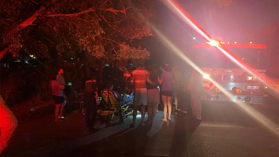 Rescatan a una familia tras incendio en su casa en Los Mochis