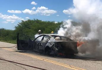 Vehículo se incendia y termina calcinado en Tehueco, El Fuerte