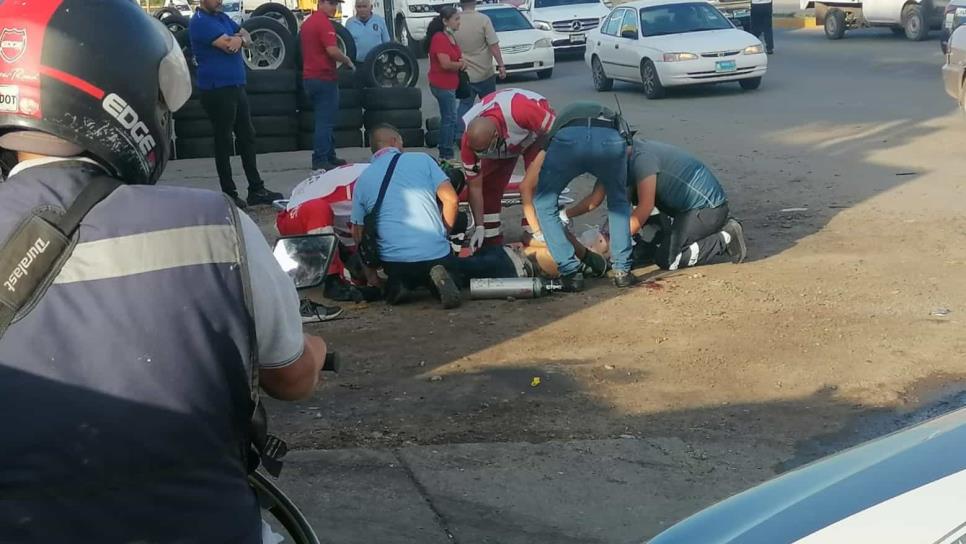 Motociclistas se pasan un semáforo en rojo y chocan, quedan graves