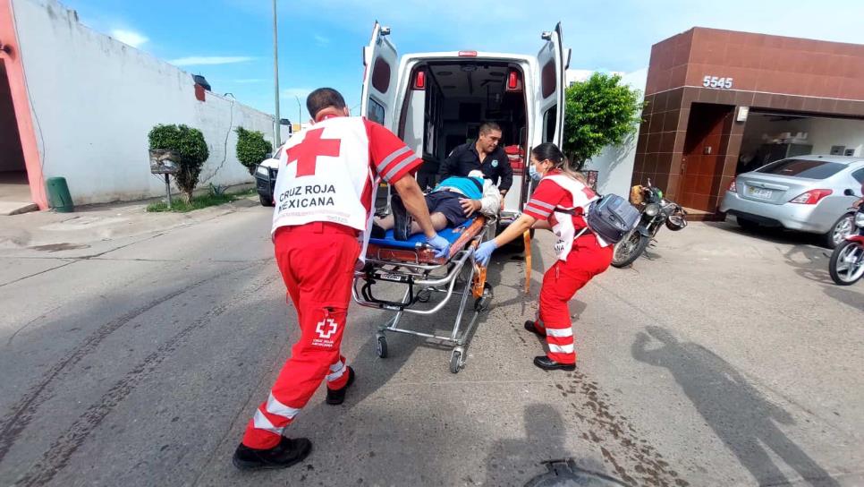 Camioneta embiste a expolocía estatal, en Alturas del Sur y escapa