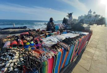 Por verano, repuntan ventas en puesto de playa en Mazatlán