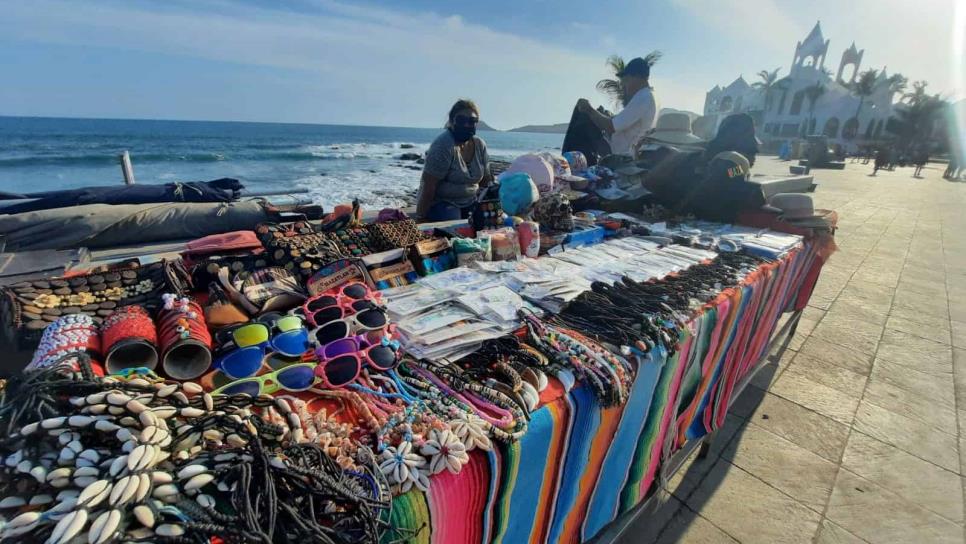 Por verano, repuntan ventas en puesto de playa en Mazatlán