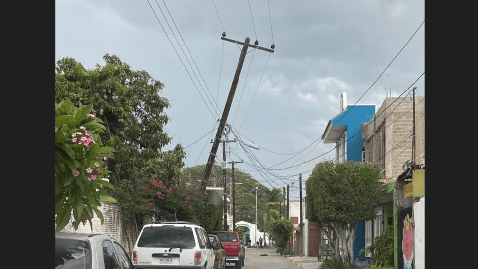 Vecinos de Villa Unión denuncian que poste de CFE está a punto de caer