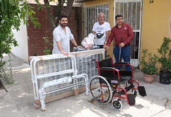 María recibe silla de ruedas y cama hospitalaria