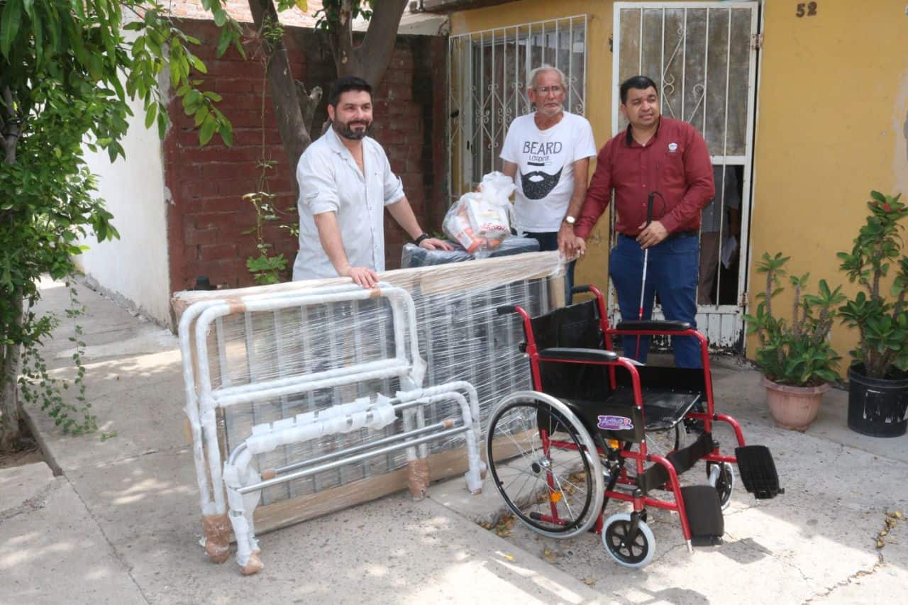 María recibe silla de ruedas y cama hospitalaria