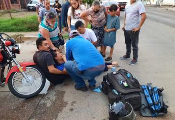 Auto embiste a pareja que viajaba en moto y los deja con fracturas, en Culiacán