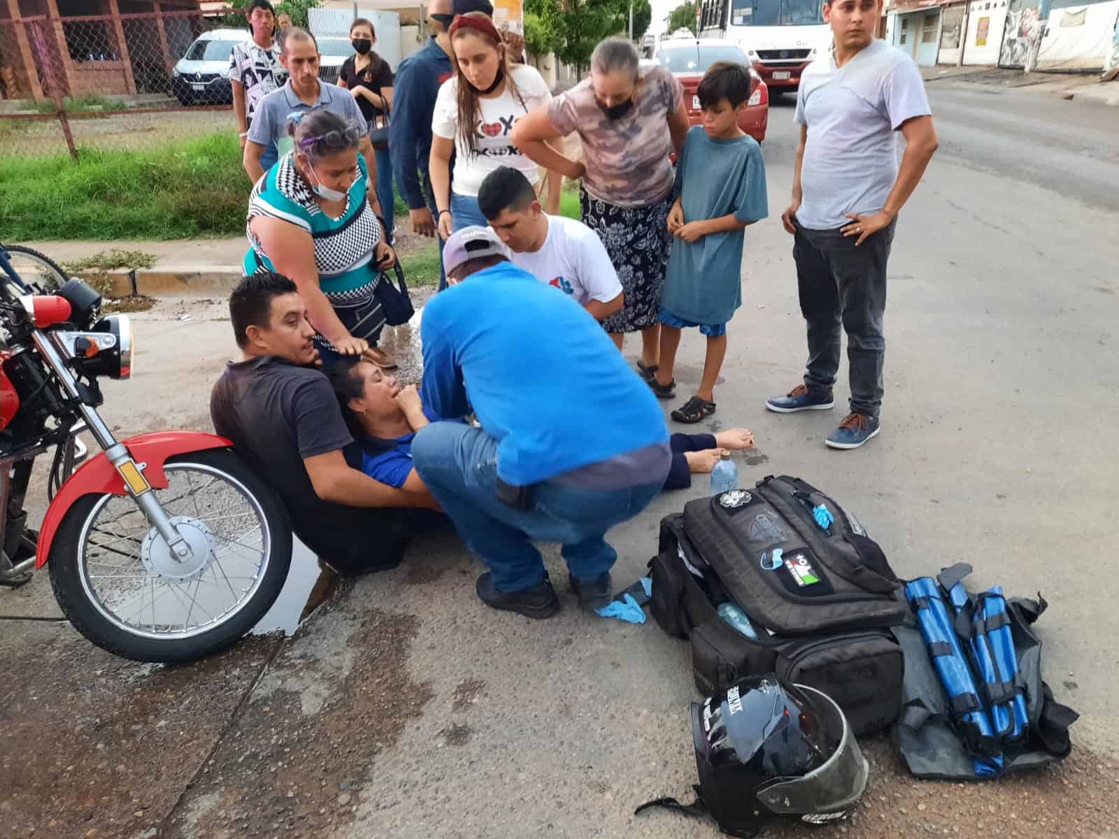 Auto embiste a pareja que viajaba en moto y los deja con fracturas, en Culiacán