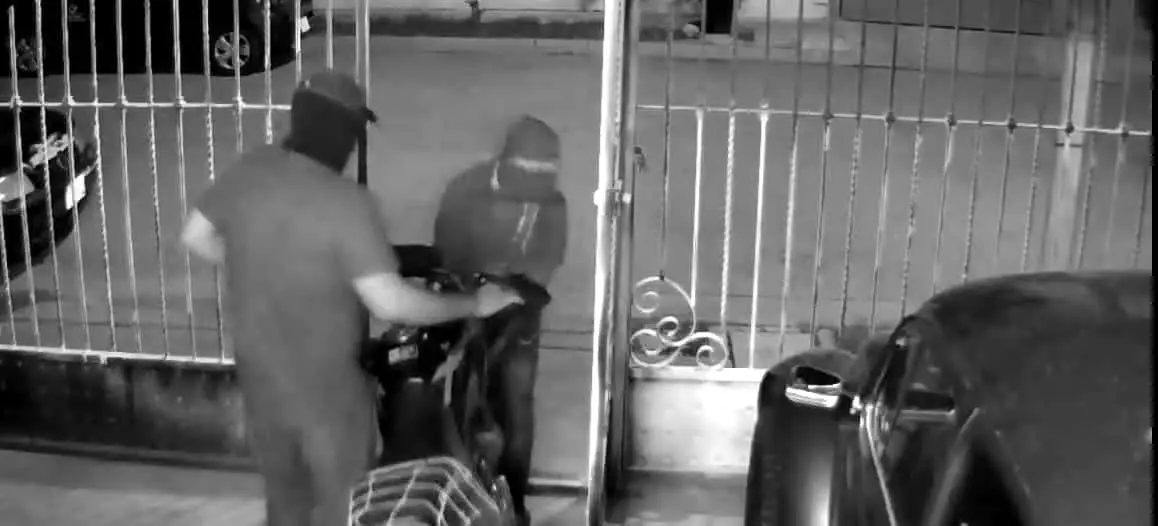 Ladrones extraen motocicleta en domicilio particular de Los Mochis