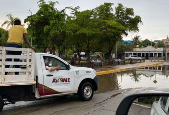 Con motobomba sacan agua de calles de Topolobampo