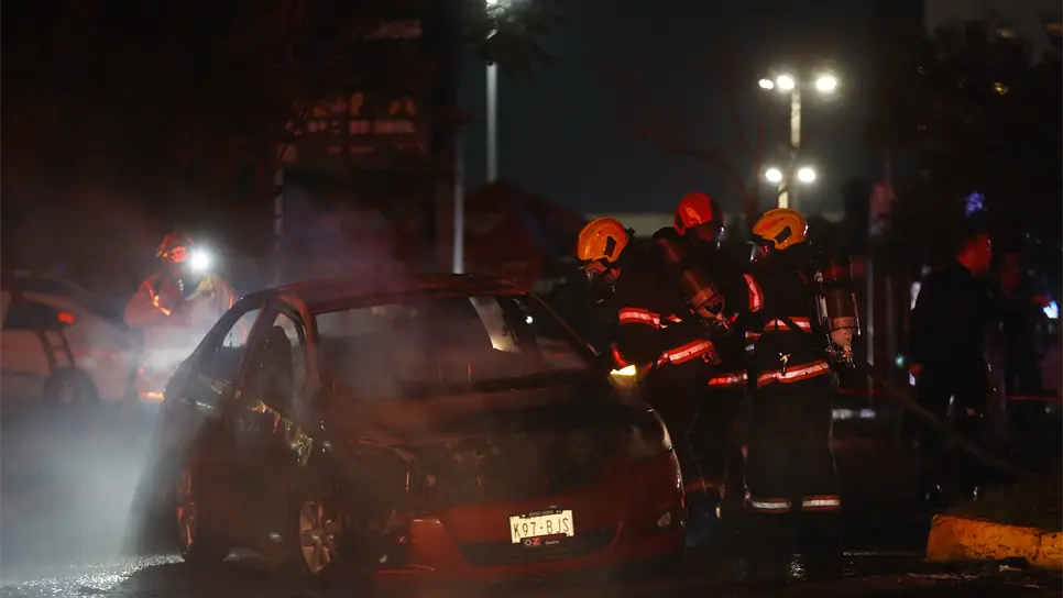 Presuntos sicarios incendian vehículos tras enfrentamiento en Jalisco