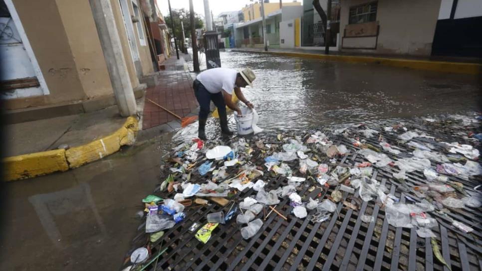 Tras fuerte lluvia en Mazatlán, brotan de alcantarillas 11 toneladas de basura