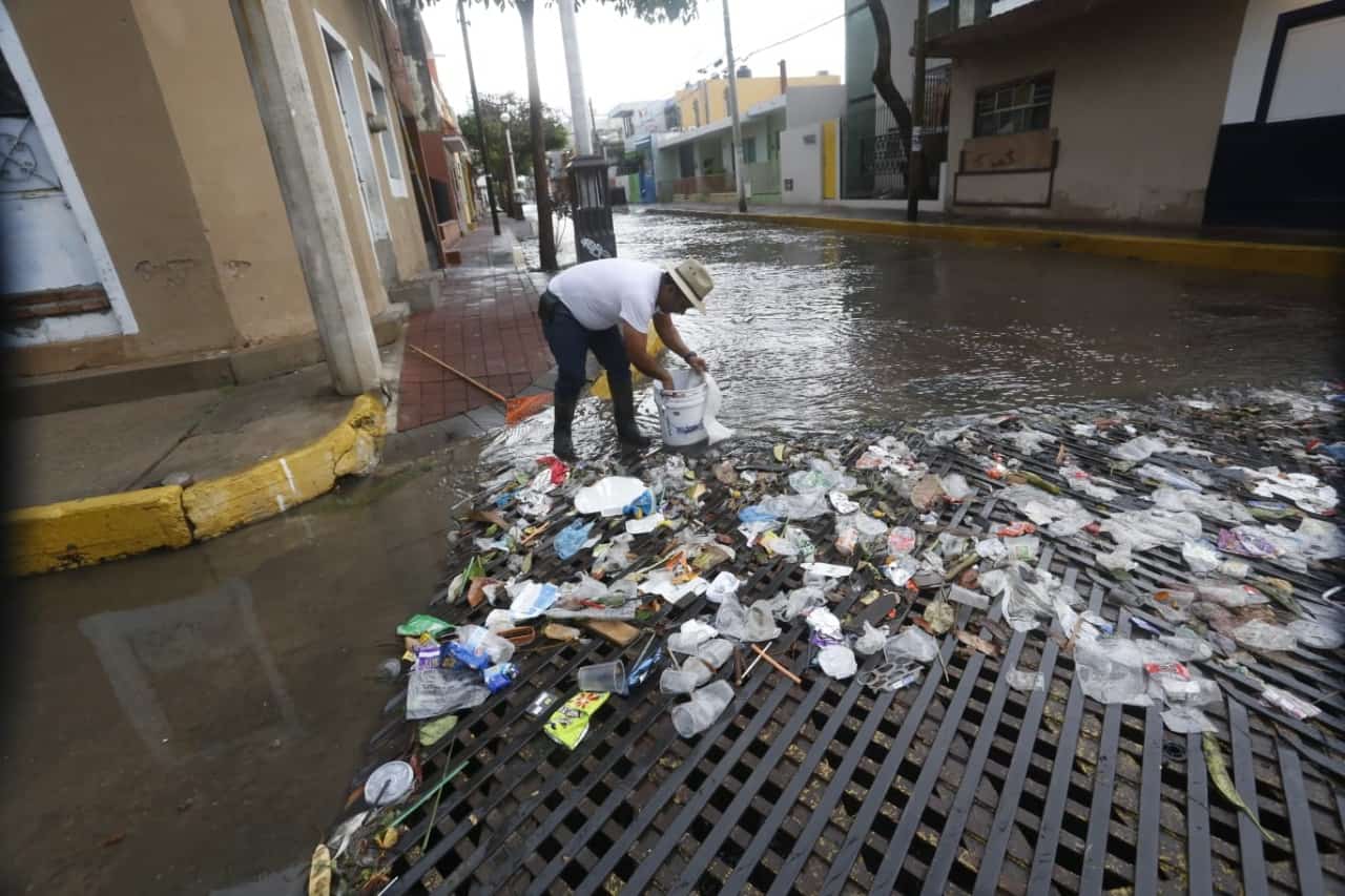 Tras fuerte lluvia en Mazatlán, brotan de alcantarillas 11 toneladas de basura