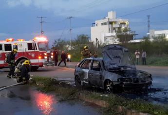 Fuego arrasa completamente un automóvil junto al residencial La Primavera, en Culiacán