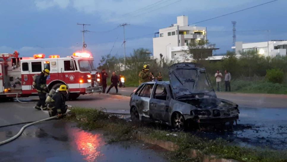 Fuego arrasa completamente un automóvil junto al residencial La Primavera, en Culiacán