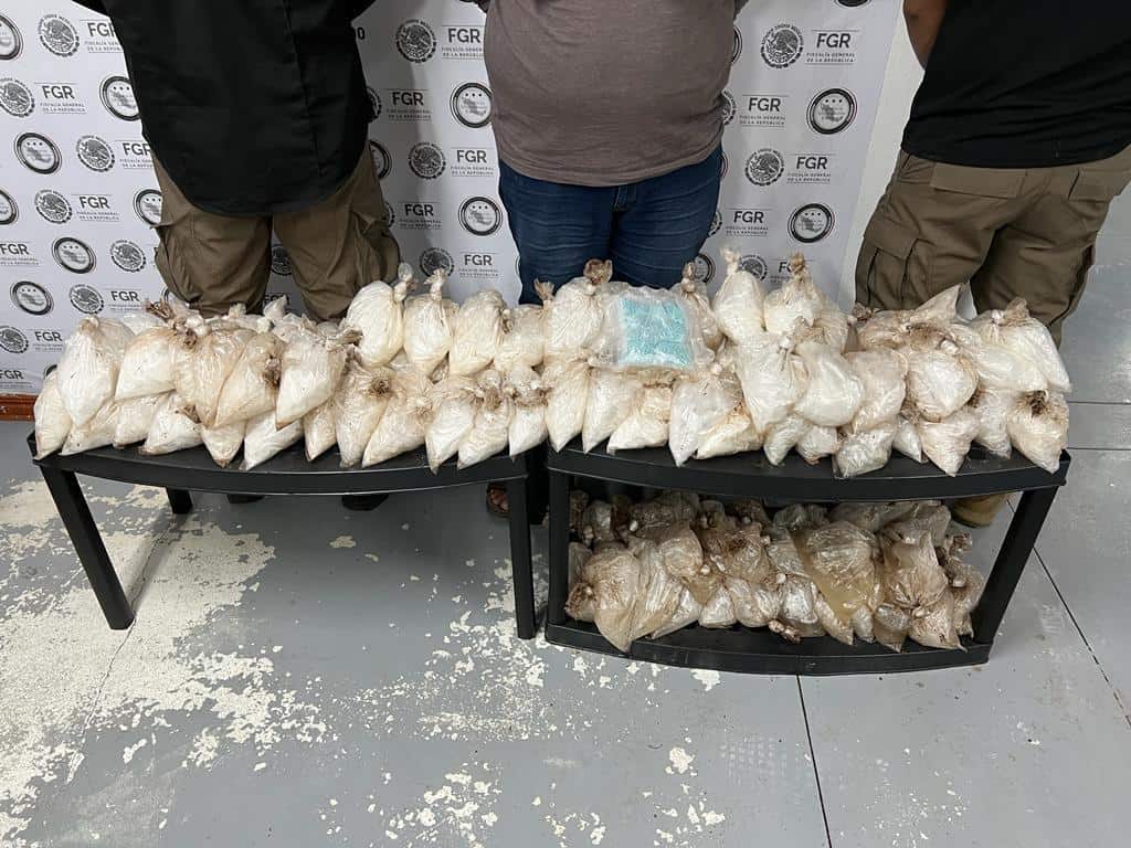 FGR asegura 45 kilos de metanfetamina y 10 mil pastillas de fentanilo en doble fondo de camioneta