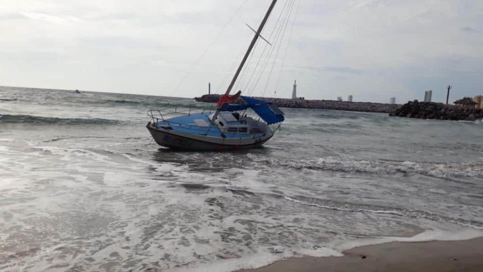 Velero encalla en playas del Hotel El Faro y hay varios heridos