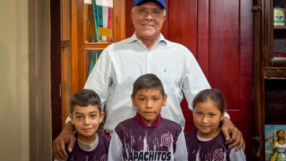 Alcalde de El Fuerte apoya a equipo de futbol infantil con uniformes 