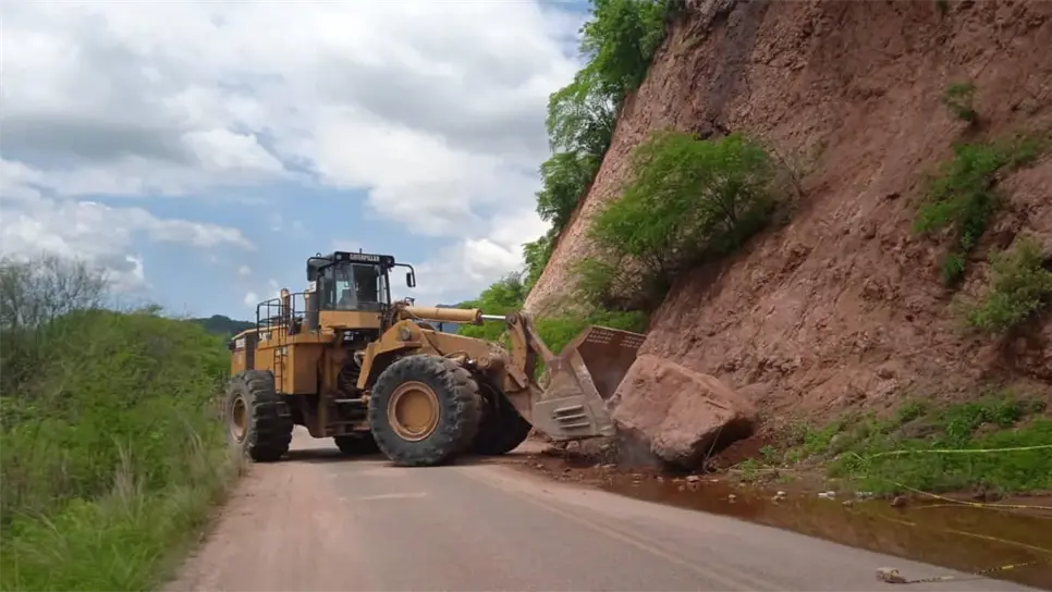 Lluvias provocan deslaves en caminos de Choix