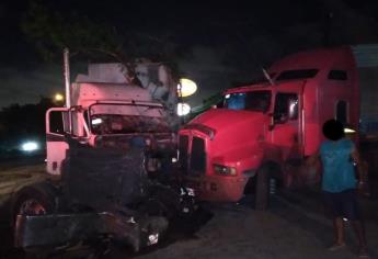 Se registra aparatoso choque entre dos tráileres en la colonia La Sirena, en Mazatlán