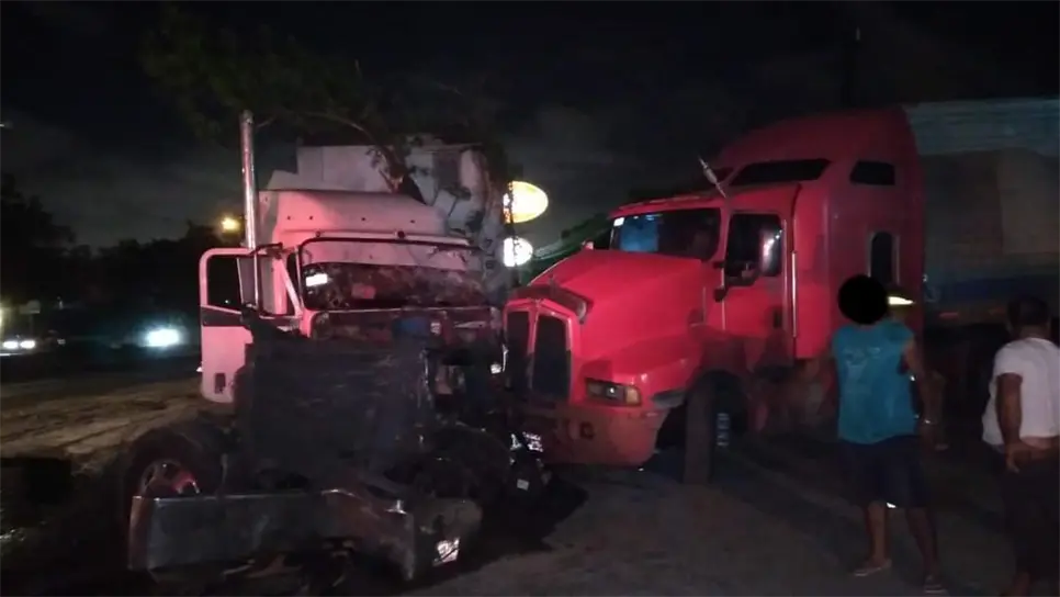 Se registra aparatoso choque entre dos tráileres en la colonia La Sirena, en Mazatlán