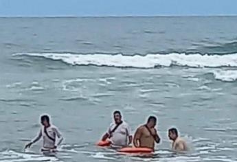 Salvavidas rescatan a bañistas a punto de la muerte en tres playas de Mazatlán