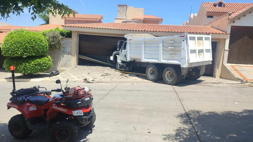 Chofer de góndola cargada pierde el control y se mete a casa en Colinas de San Miguel