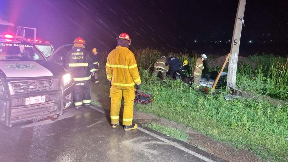 Conductora se estrella contra poste de concreto y pierde la vida, en la sindicatura de El Tamarindo