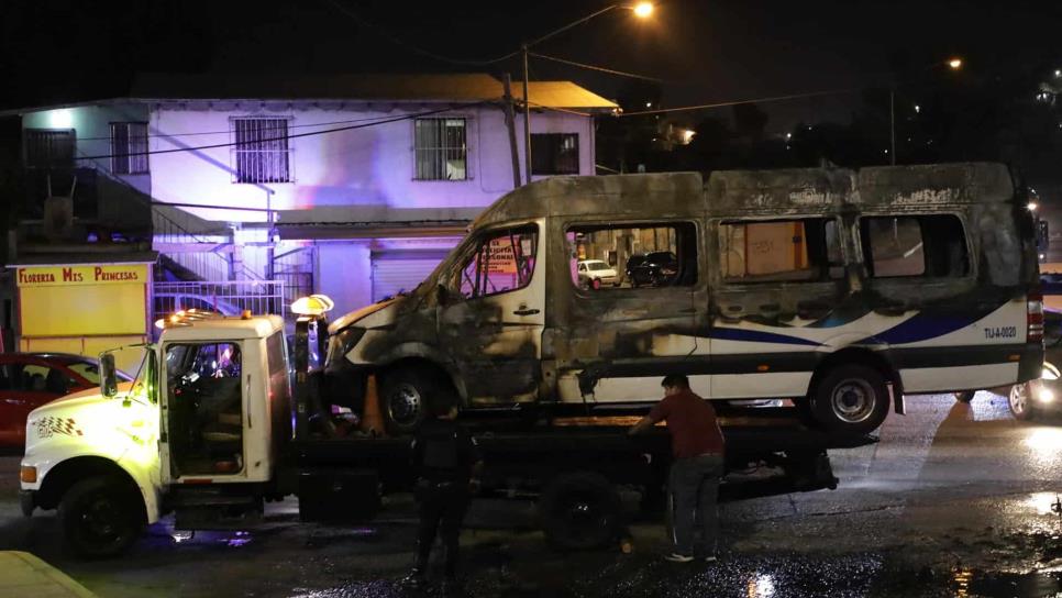 Vehículos incendiados y bloqueos en Baja California
