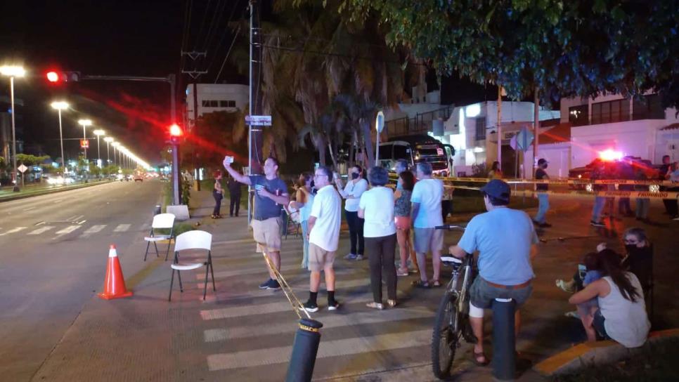 Vecinos de Lomas de Mazatlán bloquean avenida