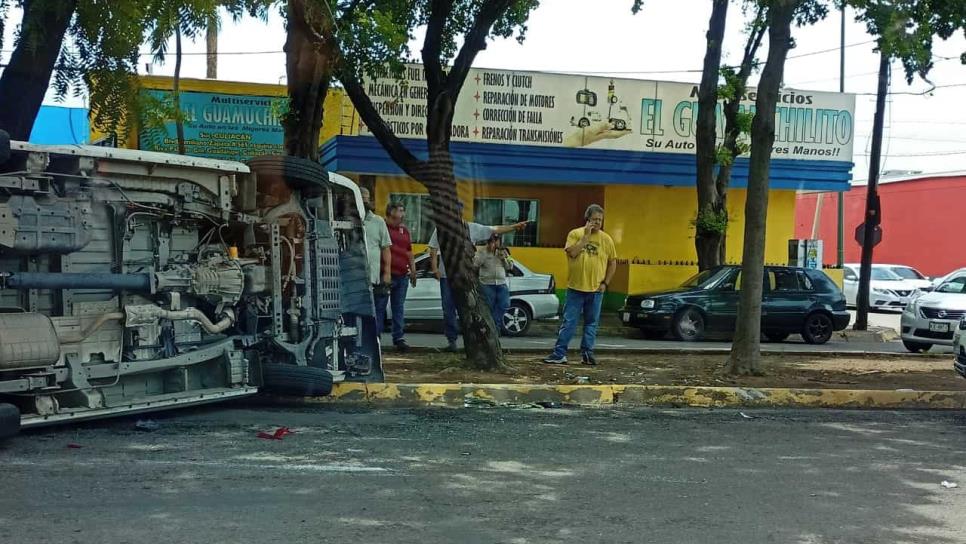 Trabajador del IMSS resulta lesionado tras volcadura de unidad oficial