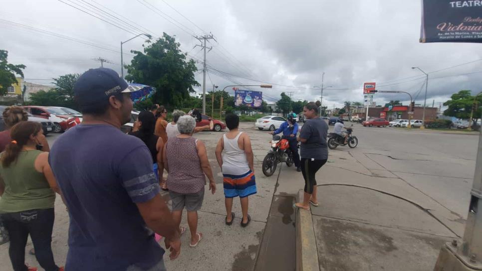 Vecinos de Mazatlán bloquean avenidas: tienen más de 14 horas sin energía eléctrica