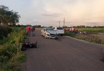 Pareja termina lesionada al ser embestida en su motocicleta en Guasave