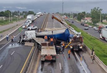 Falla mecánica provoca choque entre dos traileres en Juan José Ríos