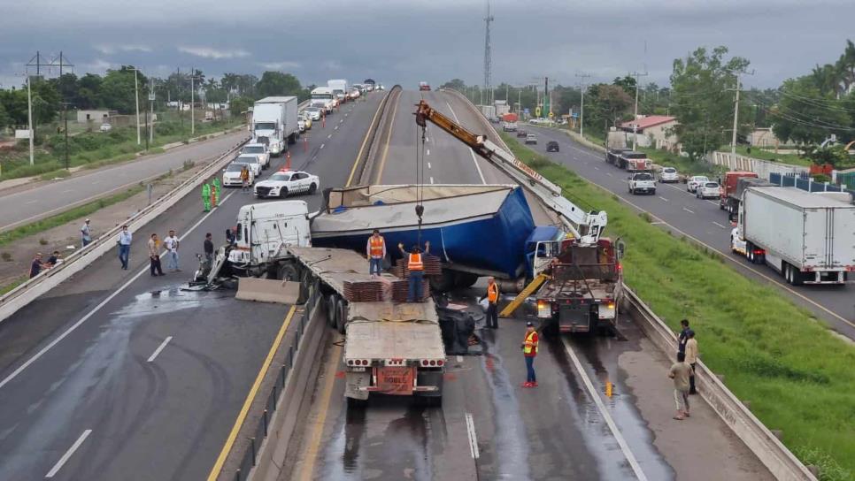 Falla mecánica provoca choque entre dos traileres en Juan José Ríos