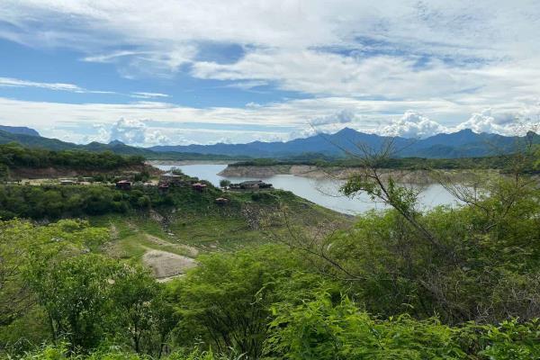 Localizan a un pescador asesinado a balazos a un costado de la presa en Choix 