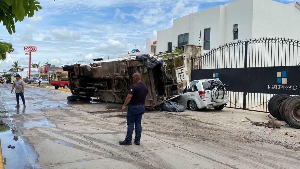 Vuelca camión de recolección de basura y aplasta camioneta en Mazatlán