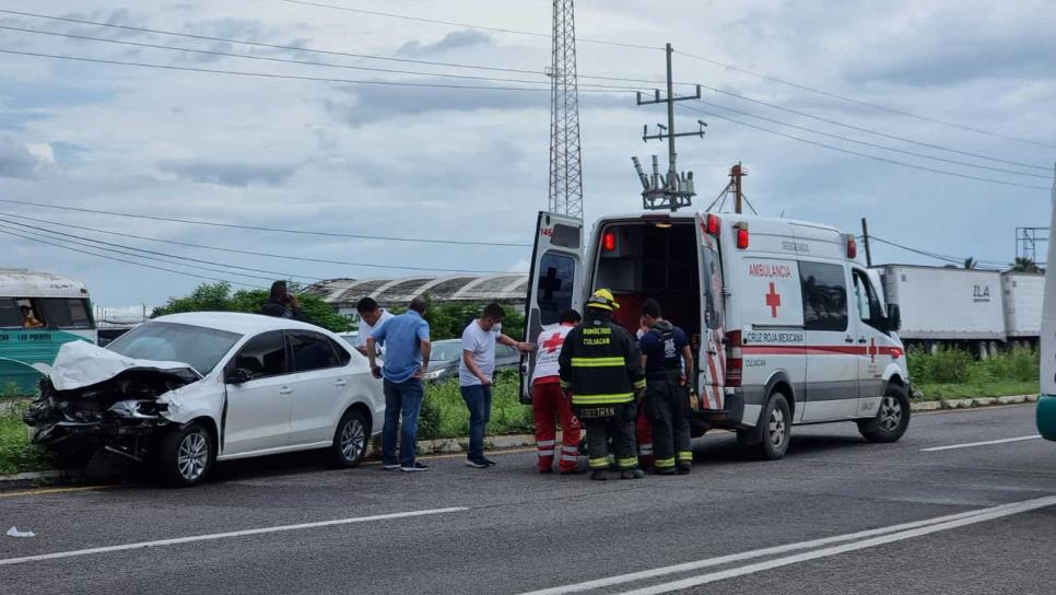 Dos hombres lesionados y dos autos destrozados deja choque en el cruce de la carretera Culiacán - Eldorado