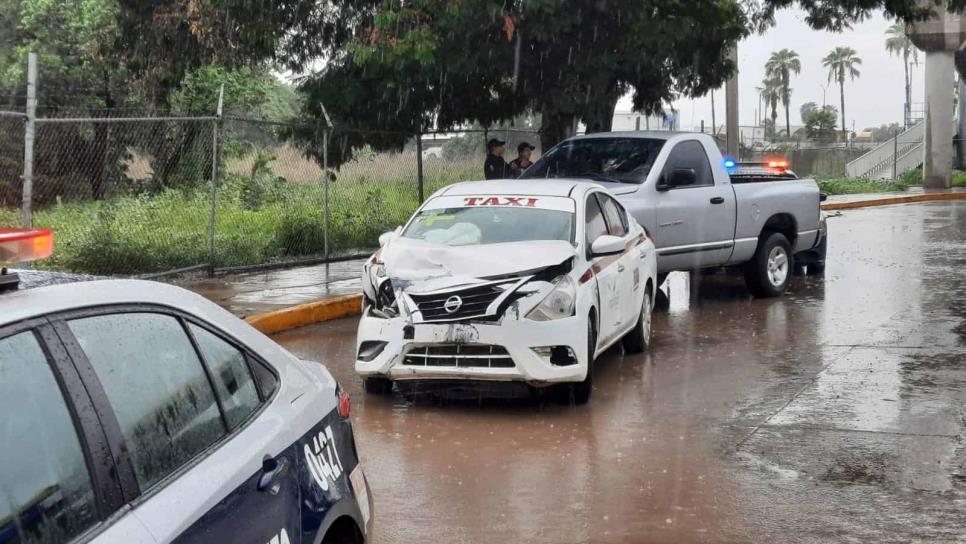 Choque de taxi contra patrulla de la Policía Estatal en Culiacán deja un bebé y un niño lesionados