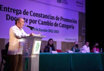 Entregan a docentes de Cobaes 517 constancias de cambio de categoría