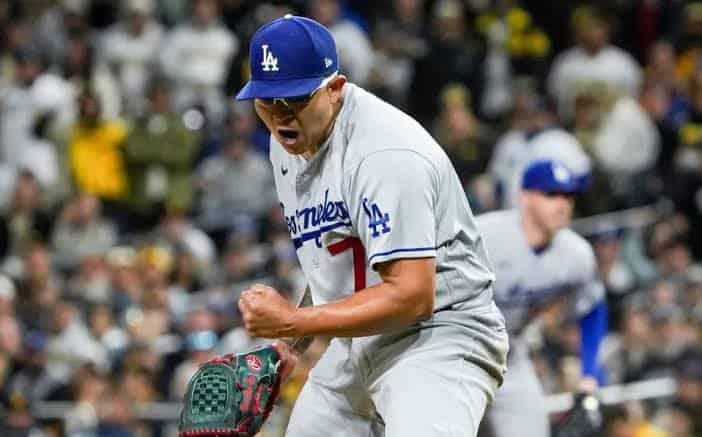 Julio Urías llega a su victoria 13 de la temporada