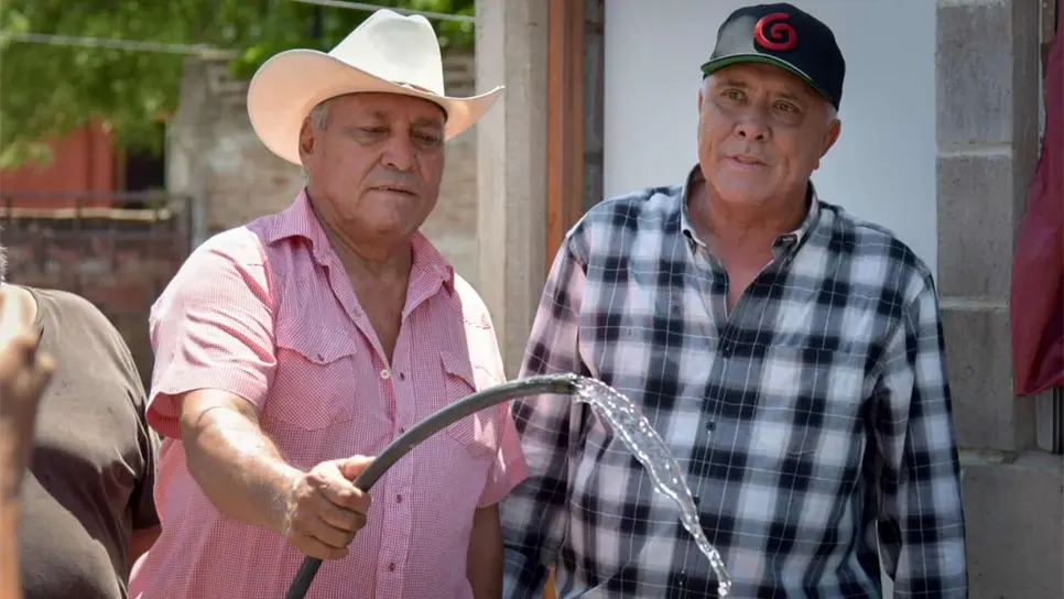 Gildardo Leyva supervisa avances del suministro del agua en Chinobampo