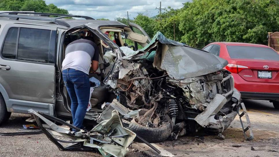 Camioneta choca contra una grúa en el comisaría de El Limón de los Ramos, Culiacán