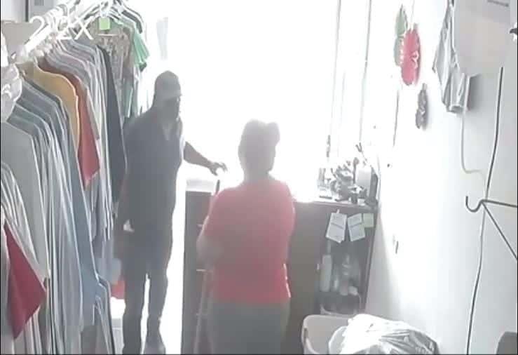 Golpea asaltante a dos mujeres en local de Valle Alto, Culiacán