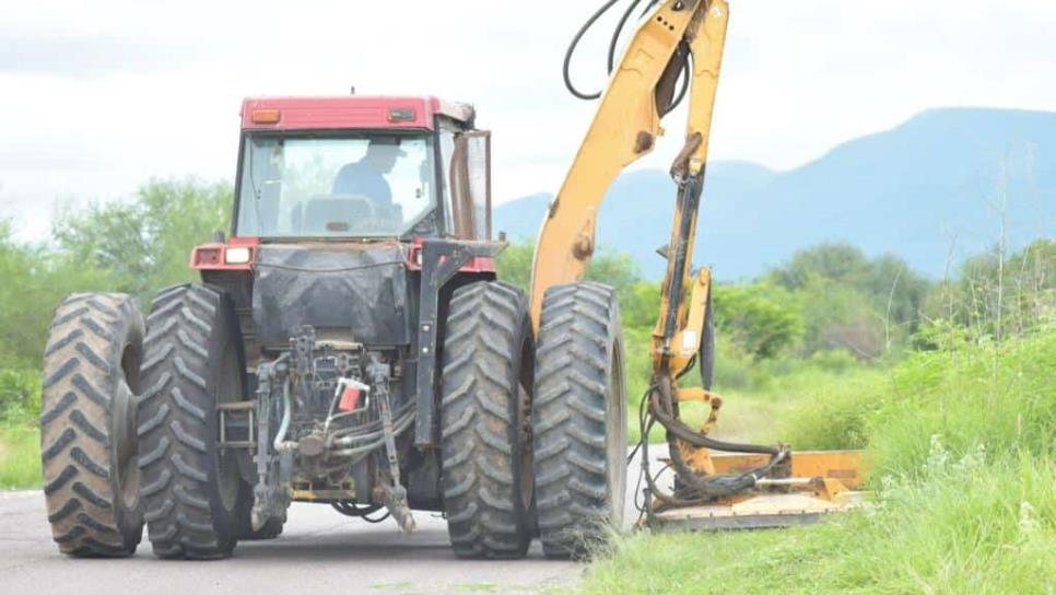 Acude Gildardo Leyva a supervisar trabajos de desmonte en la carretera El Fuerte – Chinobampo