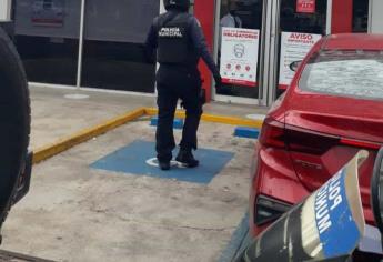 Asaltante le quita 70 mil pesos y una camioneta a mujer al salir de banco, en Culiacán