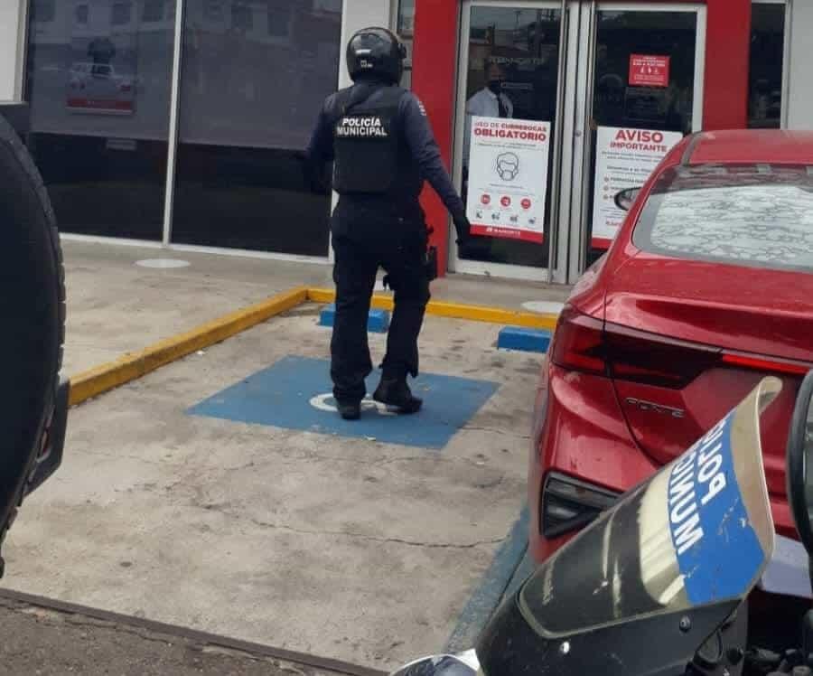 Asaltante le quita 70 mil pesos y una camioneta a mujer al salir de banco, en Culiacán
