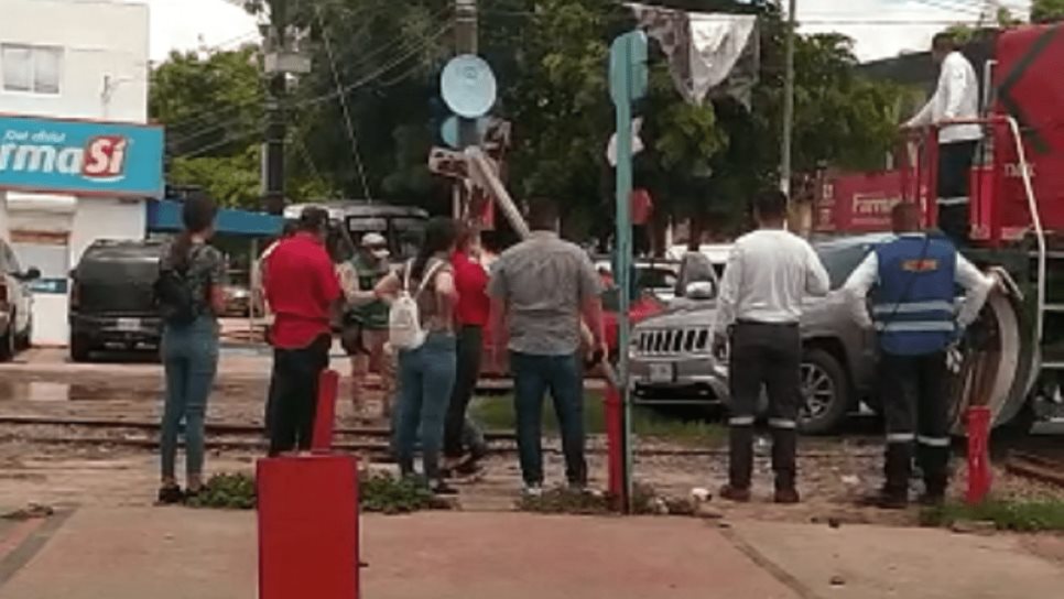 Tren arrolla camioneta que intentó ganarle el paso, en Aguaruto