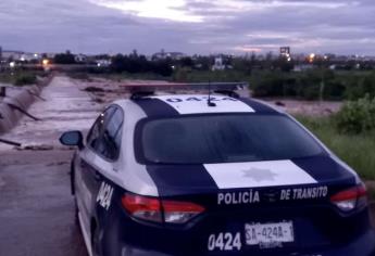 ¡Arrastra arroyo a mujer en Culiacán!